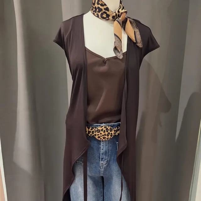 Top marró xocolata amb fular d'estampat animal i texà.