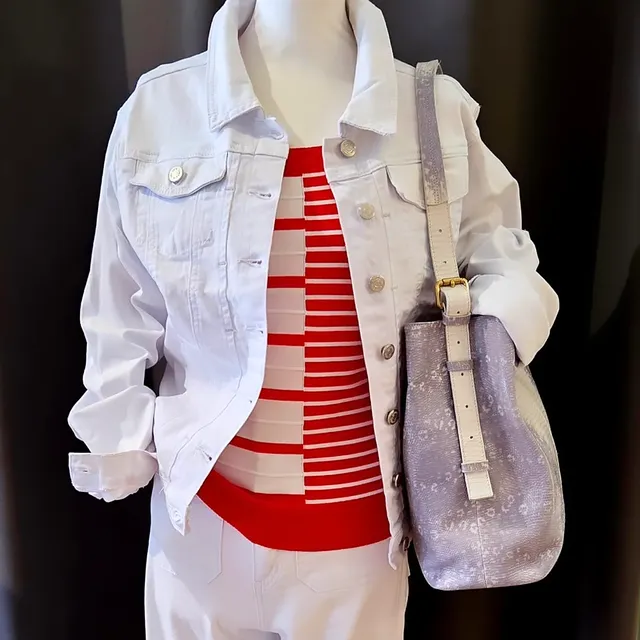 Jaqueta texana blanca amb samarreta de ratlles vermelles i pantaló blanc.
