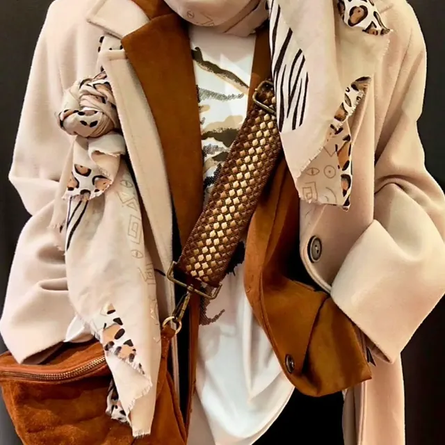 Abric camel amb fulars d'estampat animal i complements.